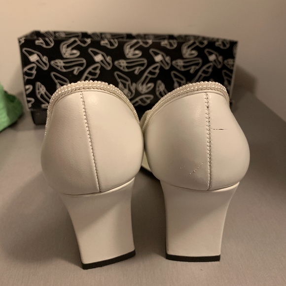WEDDING SHOES SIZE 9.5 WITH PEARL BEADING - Picture 2 of 5